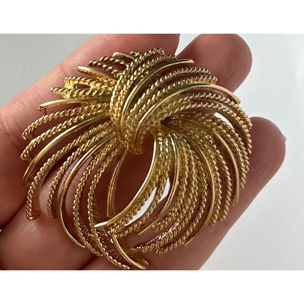 Vintage Monet Mirador Gold Tone Pin Brooch